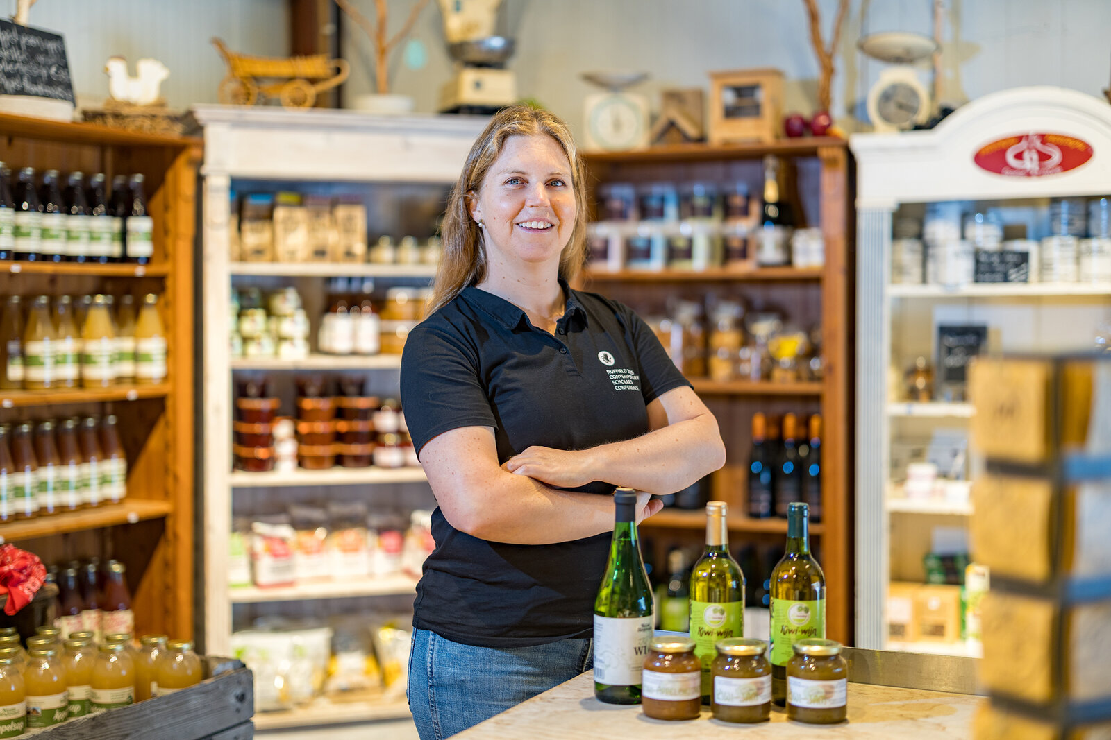 Djûke Smith-van der Maat verkoopt haar kiwiproducten in haar eigen lokale boerderijwinkel